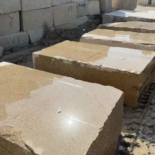 宜春 黄金麻方料堆场洗料分选中，原材料充足