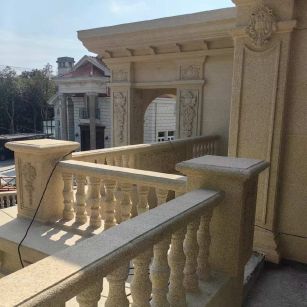 宜春 黄金麻别墅外墙干挂雕花配合阳台栏杆花瓶柱