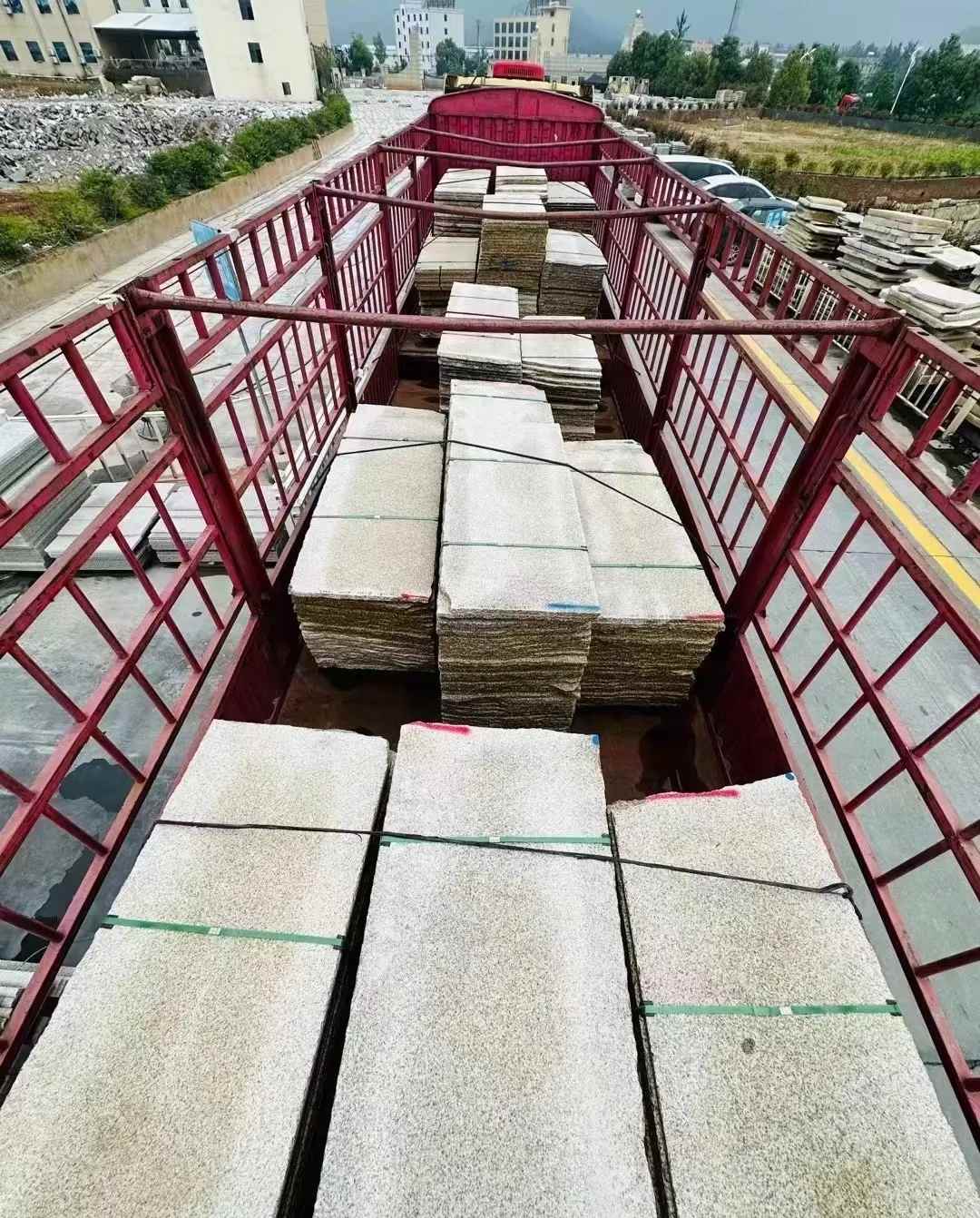 宜春 黄金麻花岗岩荔枝面，光面毛板装车完成