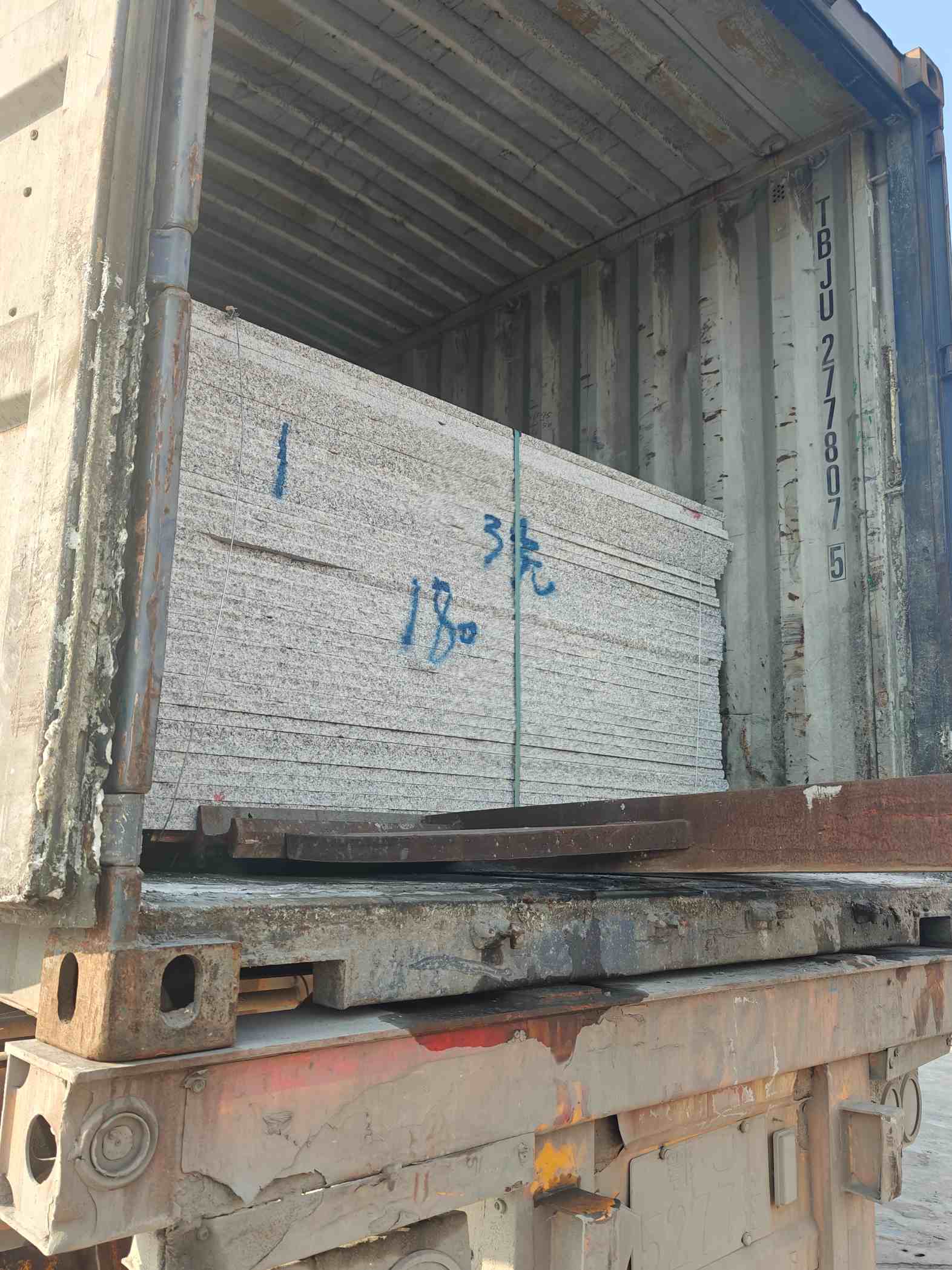 宜春 芝麻白花岗岩石材3.0公分光面毛板装柜出货