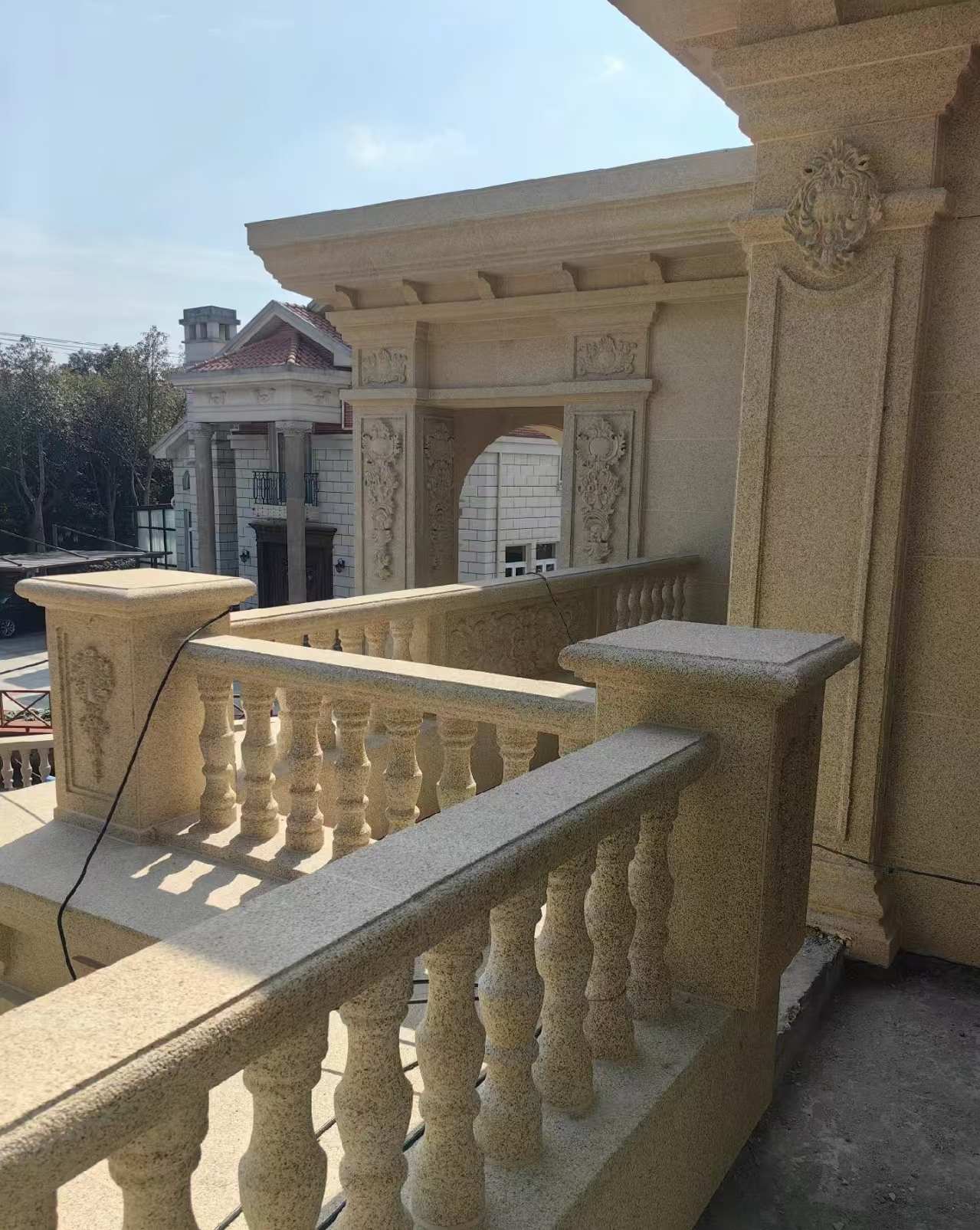 宜春 黄金麻别墅外墙干挂雕花配合阳台栏杆花瓶柱