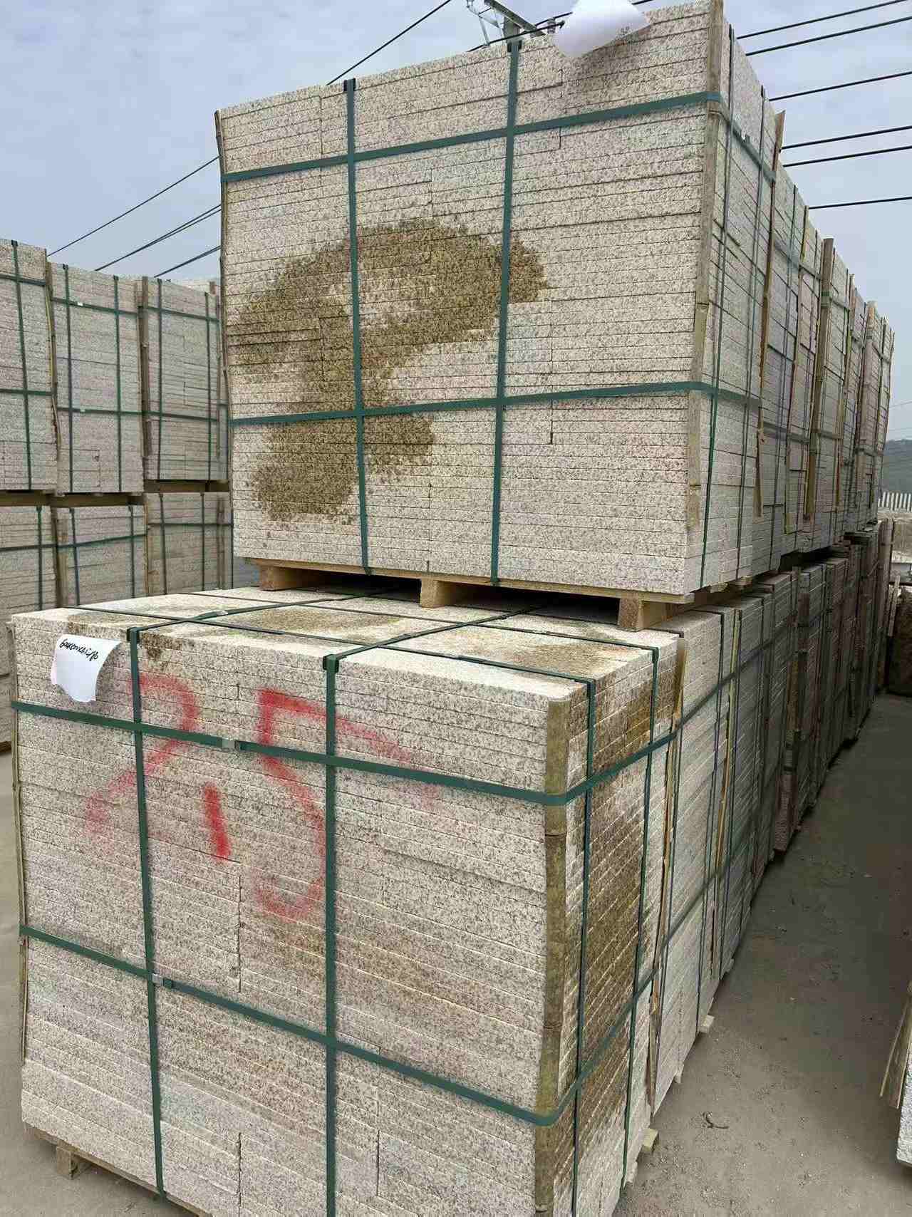 宜春 黄金麻花岗岩石材荔枝面地铺石2.5*300*600