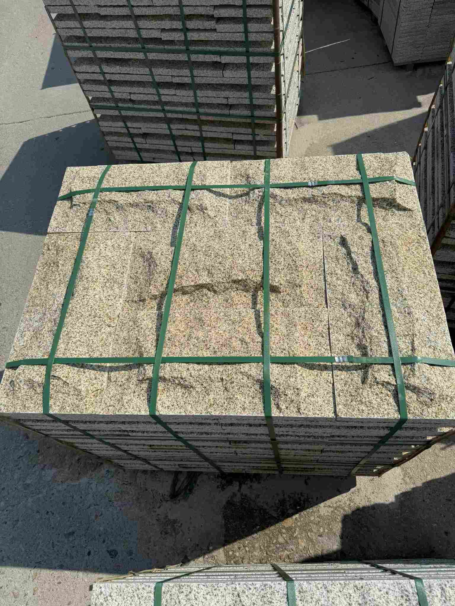 宜春 黄金麻花岗岩石材自然面蘑菇石成品