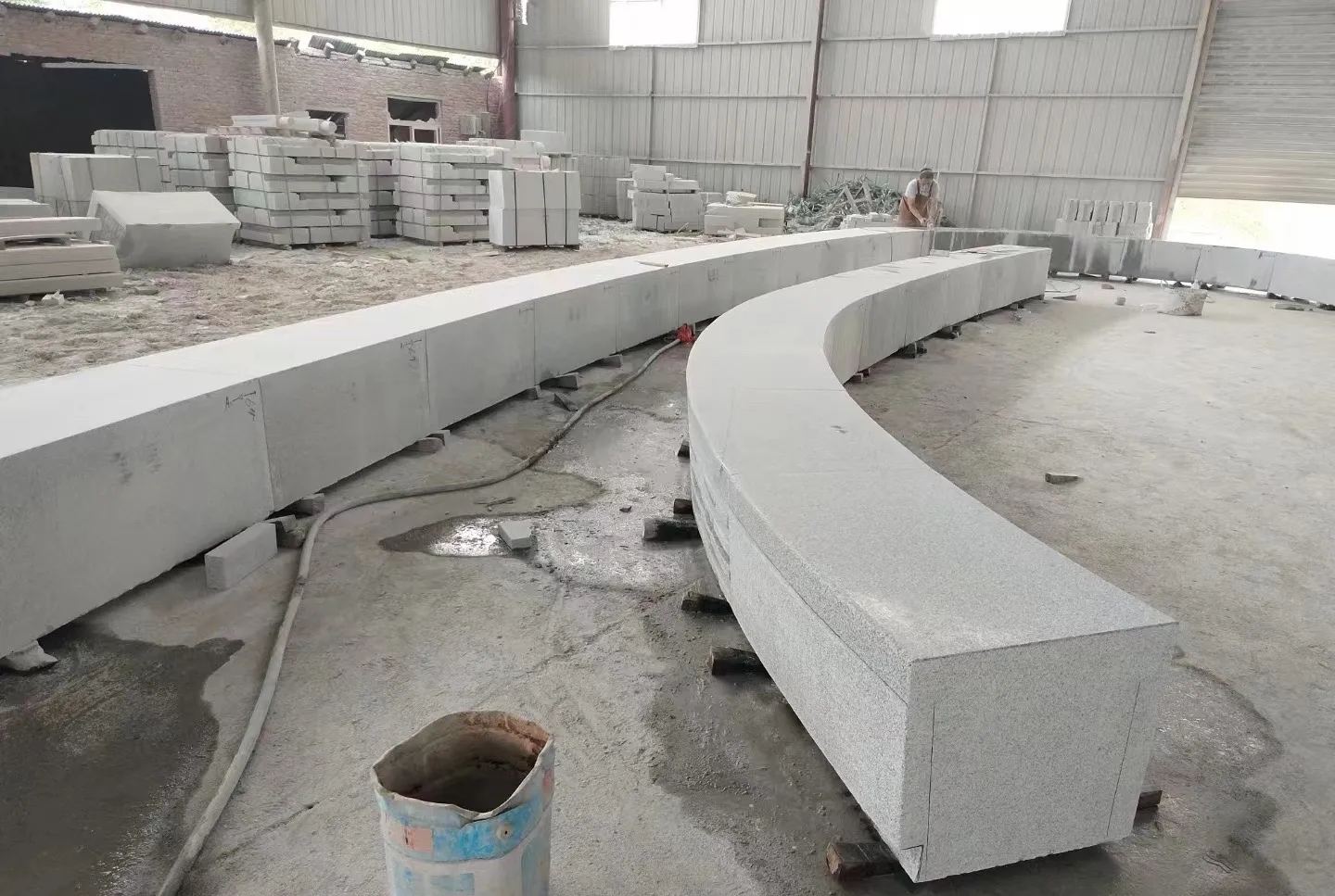 宜春芝麻白花岗岩石板材 园林光面弧形坐凳