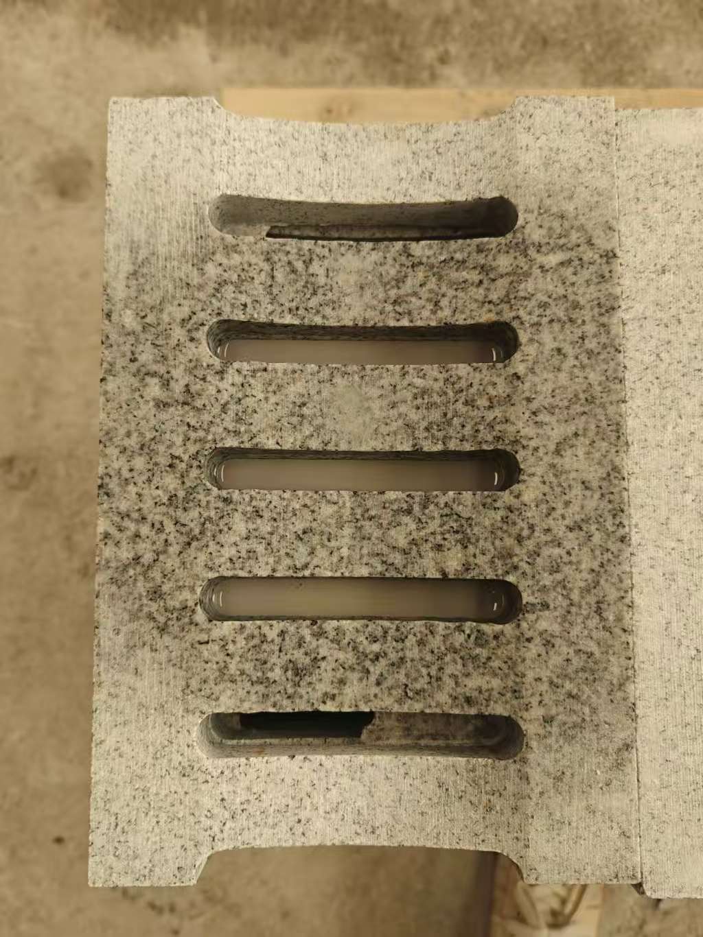 宜春 芝麻白拉丝面花岗岩U型开槽排水槽