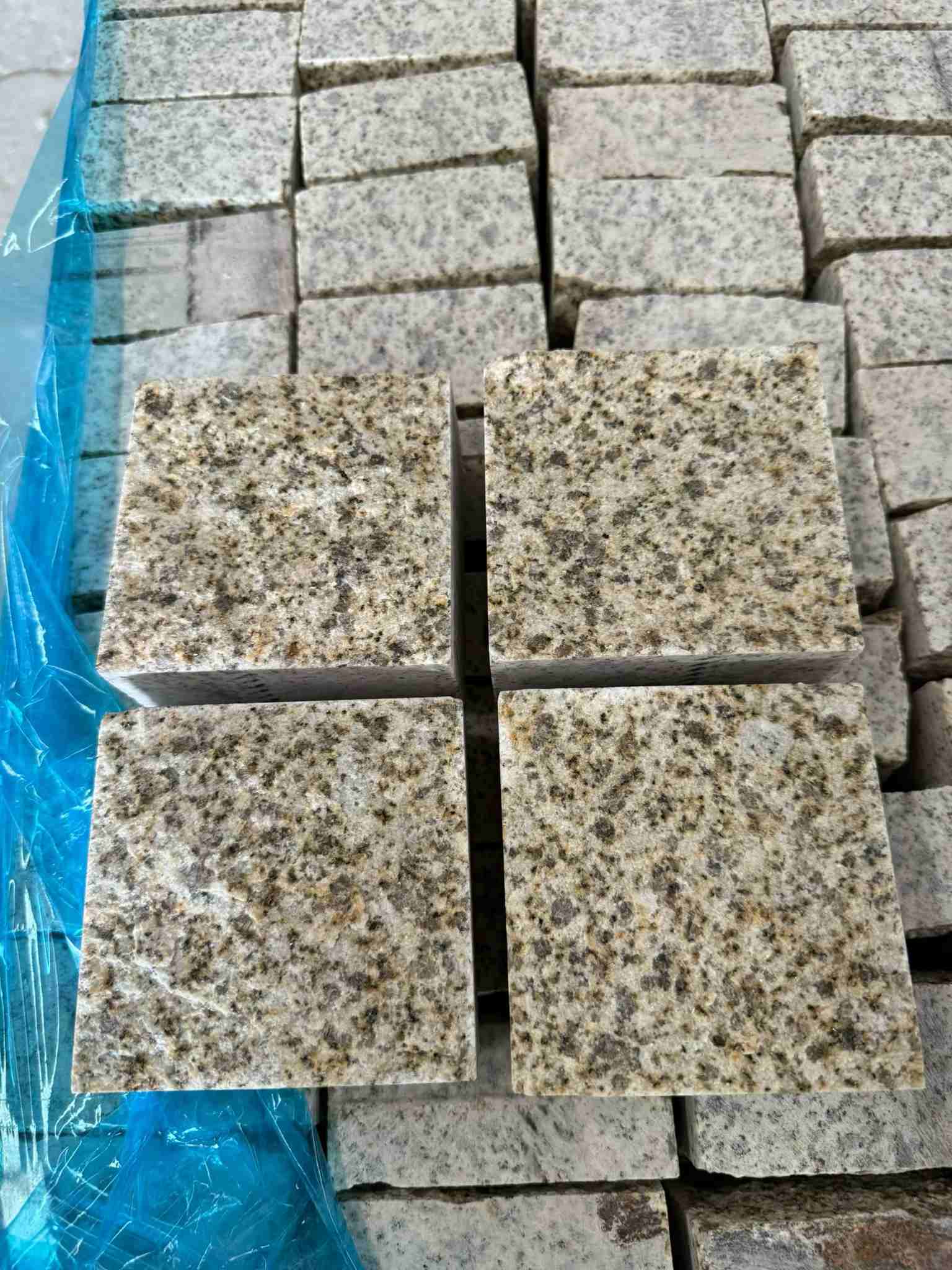 宜春 黄金麻花岗岩自然面小方块，弹石，马蹄石等