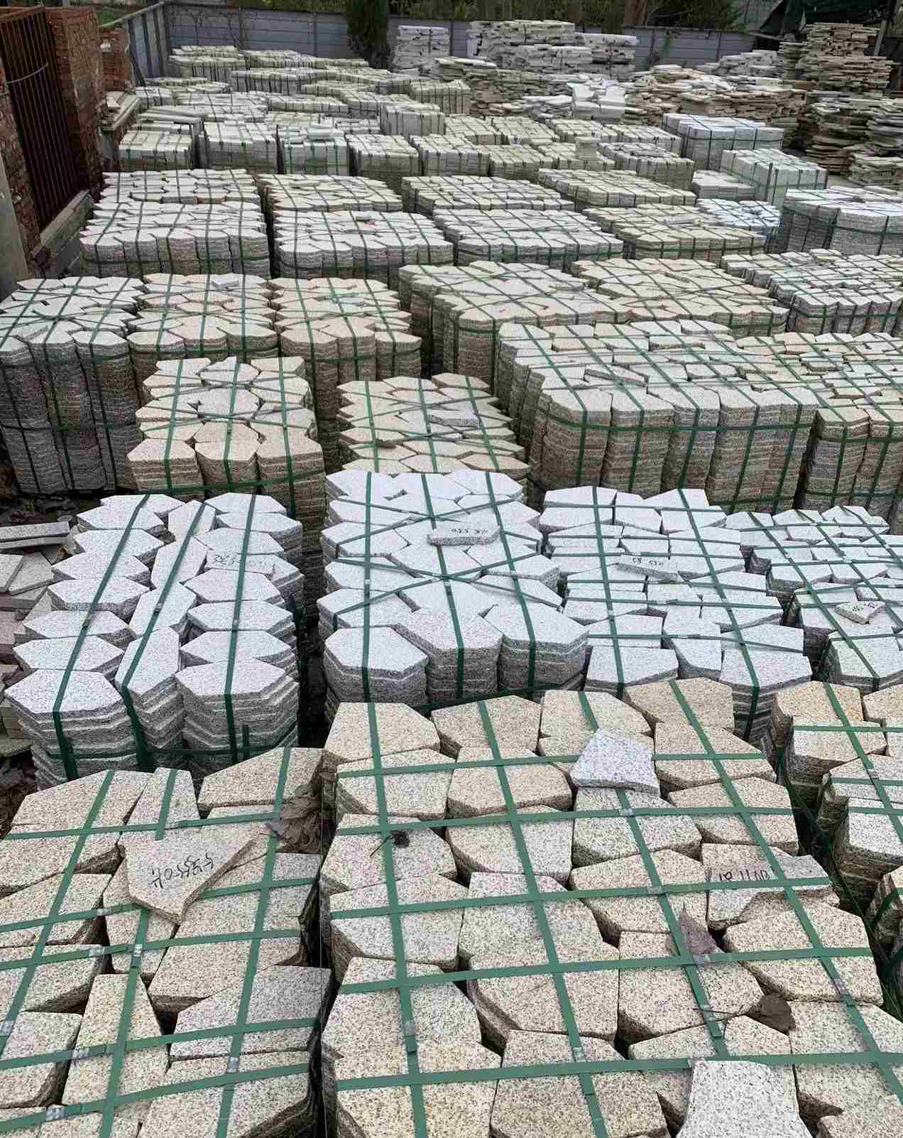 宜春 黄金麻白麻花岗岩荔枝面地铺石(冰裂纹)