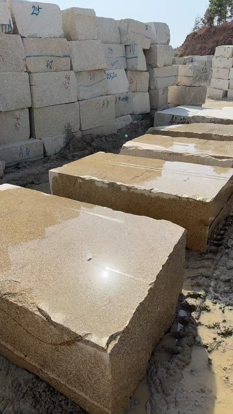 宜春 黄金麻方料堆场洗料分选中，原材料充足