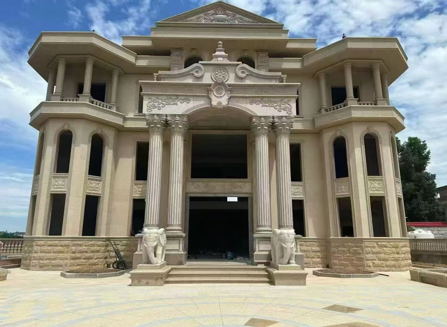 宜春 黄金麻别墅外墙干挂，大柱，大象，蘑菇石，雕花板