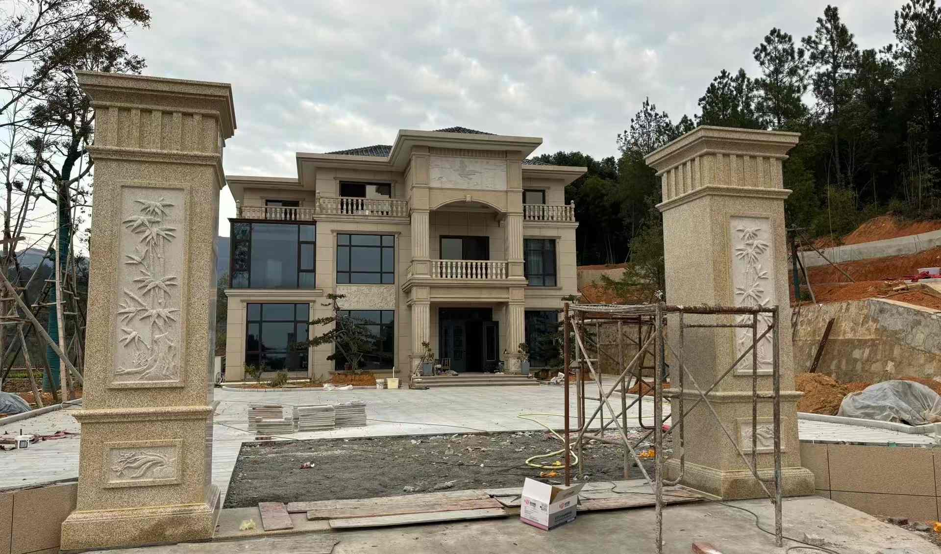 宜春 黄金麻花岗岩别墅雕花外墙干挂配上门口雕花罗马柱